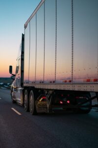 Grafika dekoracyjna porady: Warto zadbać o rzetelność listu przewozowego – transport międzynarodowy drogowy towarów
