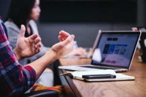 Grafika dekoracyjna porady: Nieprawidłowe wypowiedzenie umowy o pracę przez pracodawcę - co robić?