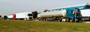Grafika dekoracyjna porady: Kara umowna za opóźnienie w wykonywaniu usługi transportowej - kiedy jest skuteczna?