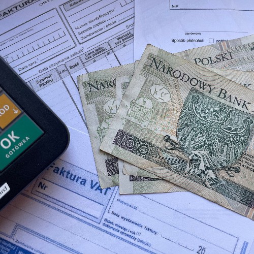 Grafika dekoracyjna porady: Administracyjna kara pieniężna z ustawy o odpadach – od 1 000 do 1 000 000 zł. Co decyduje o jej wysokości?