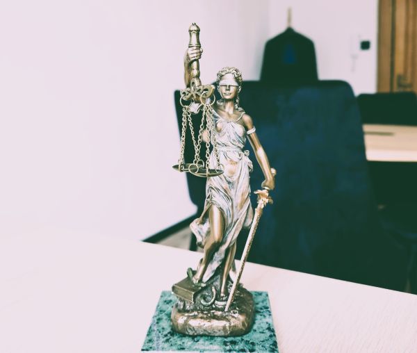 Grafika dekoracyjna porady: Wypadek przy pracy: Kiedy pracownik może dochodzić roszczeń odszkodowawczych bezpośrednio od pracodawcy?